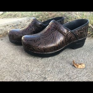 Tooled leather danskos